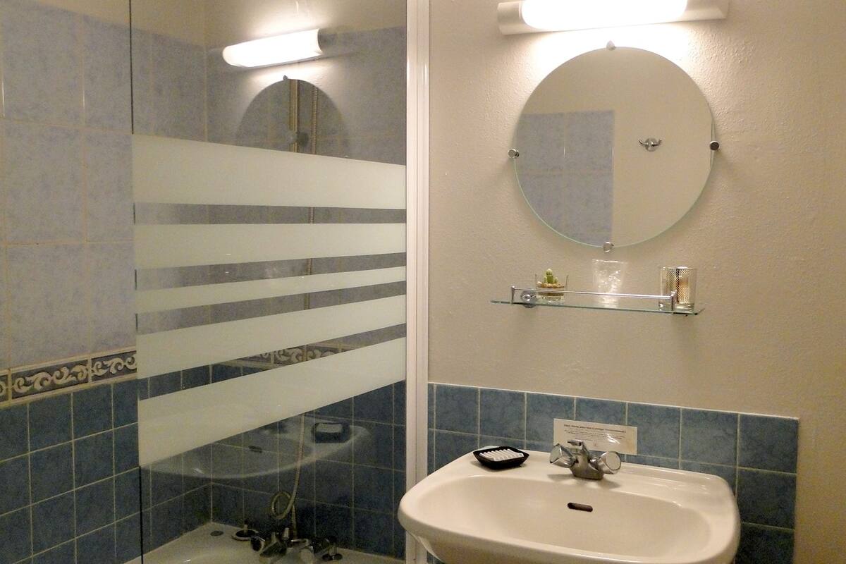 free toiletries, towels