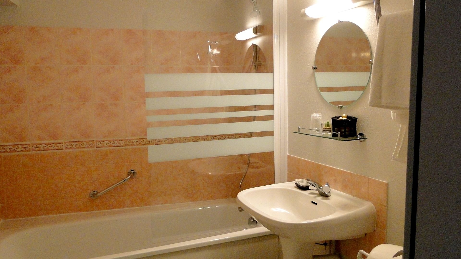 free toiletries, towels