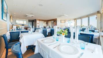 حيث تُقدم وجبات الغداء، العشاء، المأكولات البحرية، إطلالات على المحيط