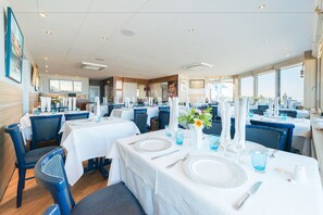 Lunch, dinner served; seafood, ocean views 