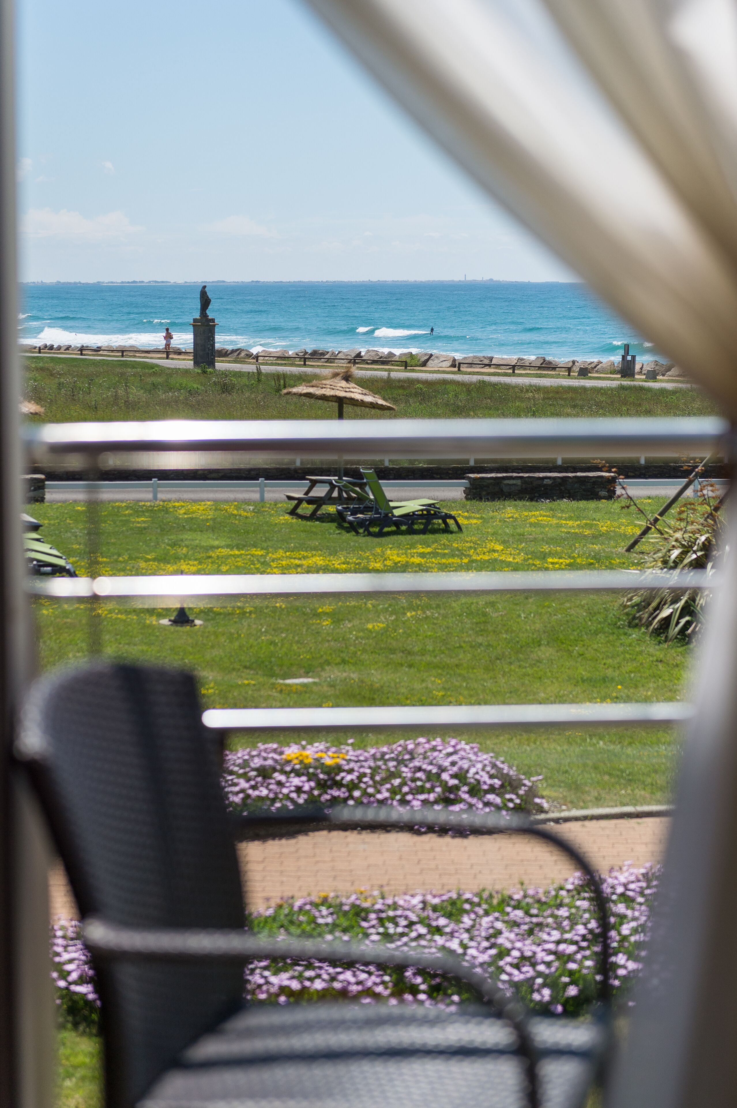 Een kluis op de kamer, een bureau, een laptopwerkplek