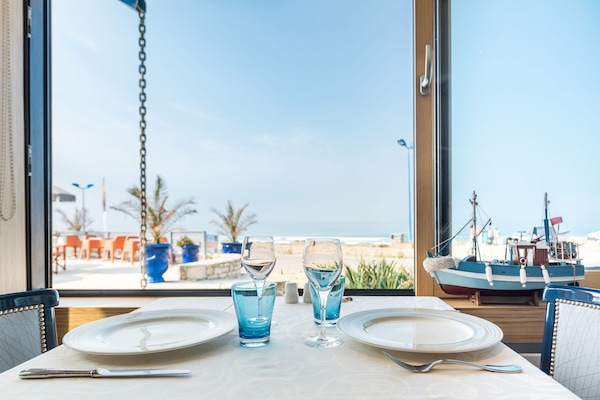 Serviço de almoço e jantar; frutos do mar, vistas para o mar
