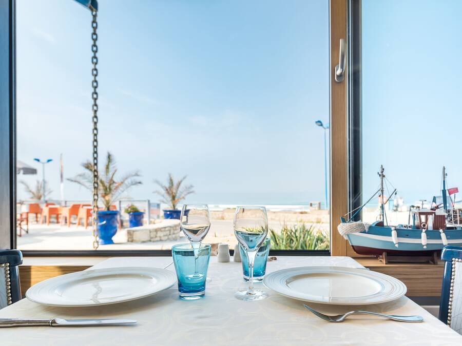 Serviço de almoço e jantar; frutos do mar, vistas para o mar
