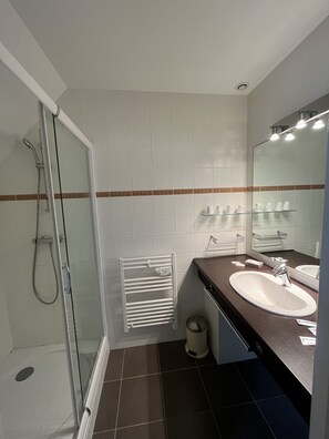 Family Apartment, Sea View | Bathroom | Free toiletries, hair dryer, towels, soap - Hôtel Restaurant Breiz Armor (Pouldreuzic)