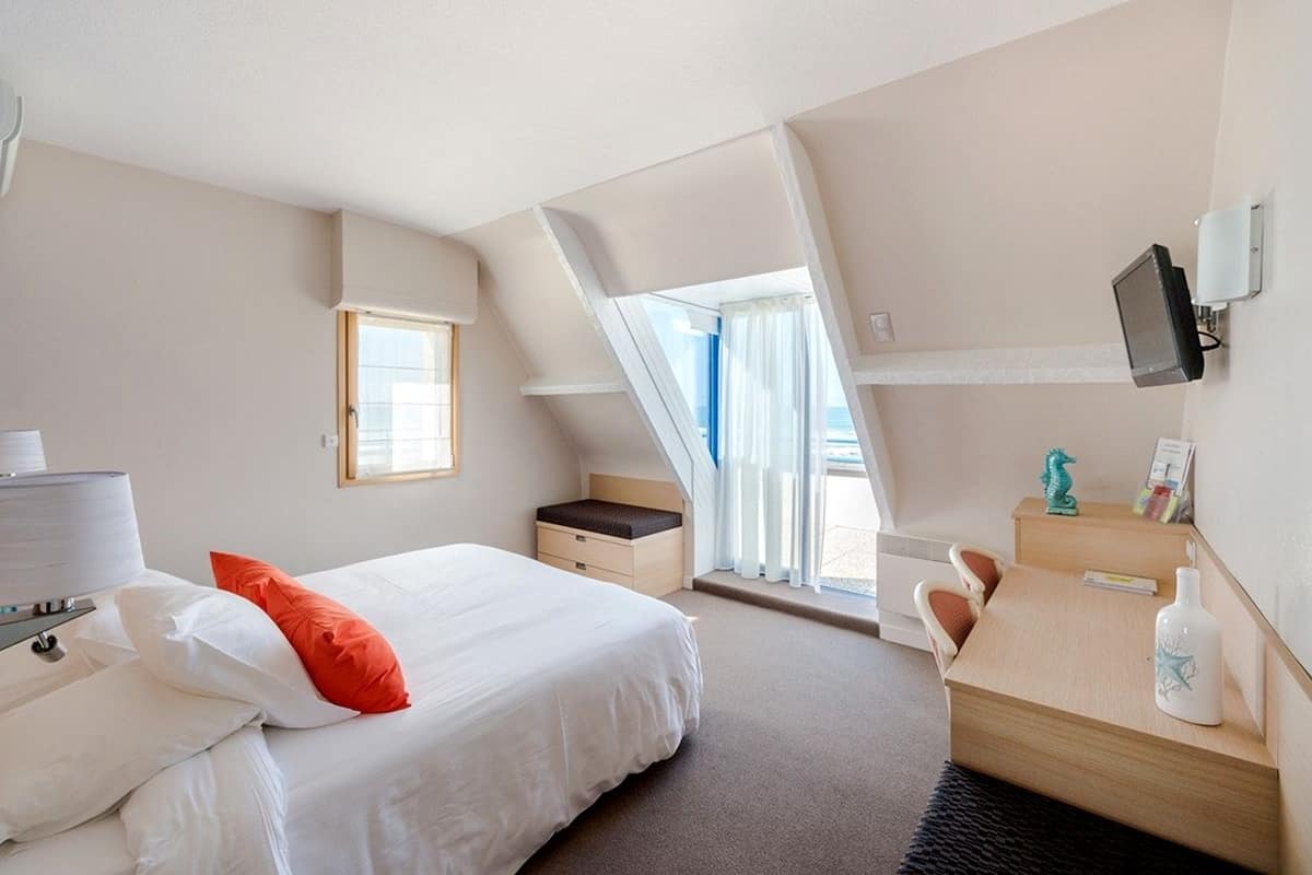 Comfort Room | 1 bedroom, in-room safe, desk, laptop workspace