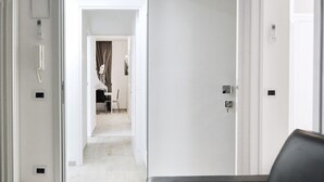 Une chambre d’hôtel donnant sur un couloir qui mène à la salle à manger.