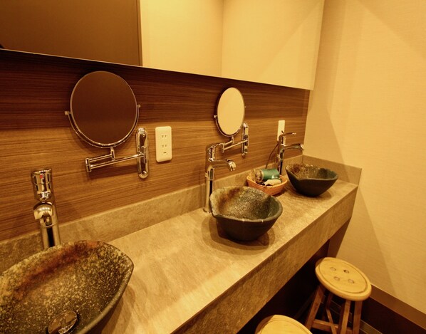 Shower, hair dryer, slippers, bidet - Namba Guesthouse HIVE - Hostel (Osaka)