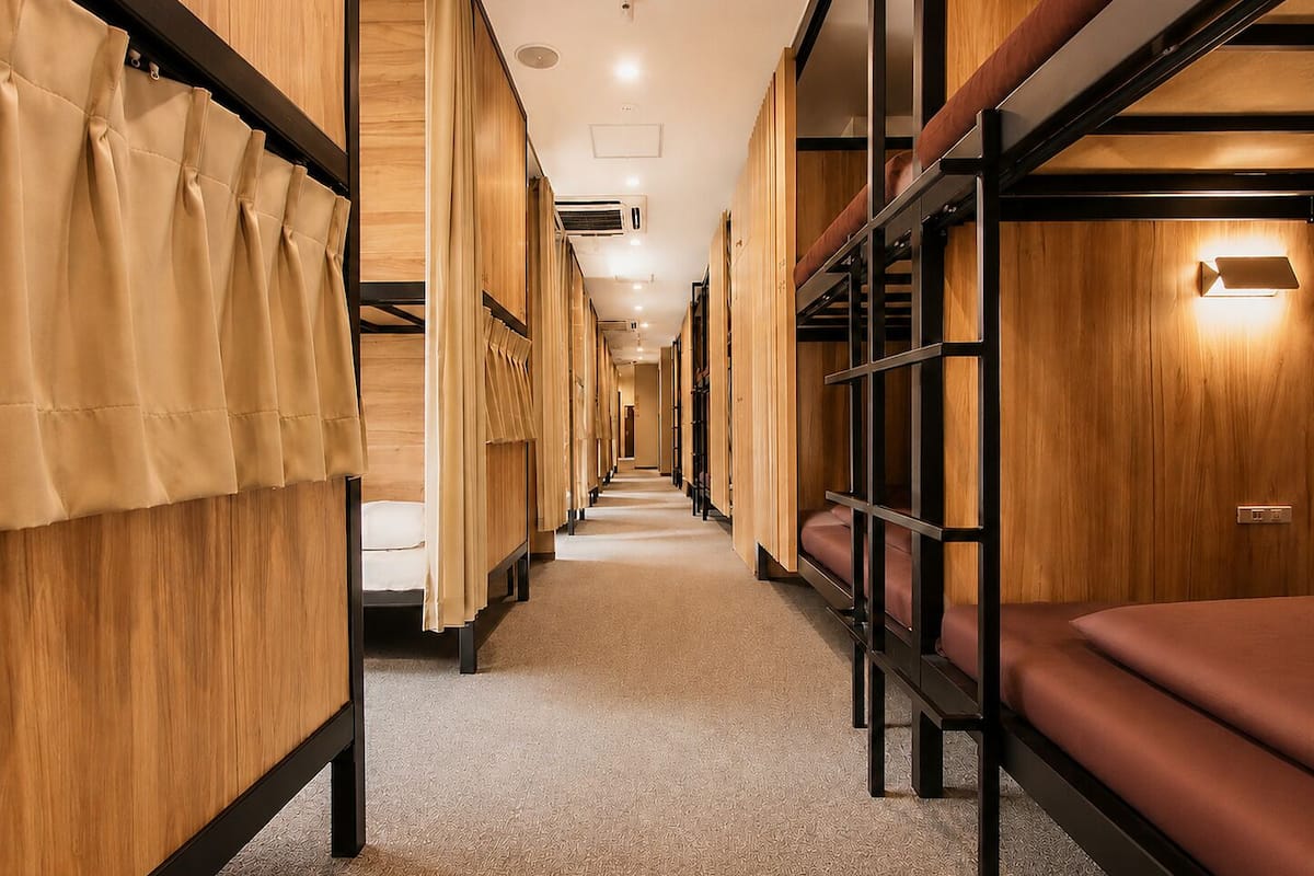 20 bedrooms, down duvets, laptop workspace, blackout curtains
