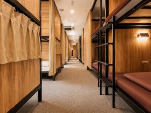 20 bedrooms, down comforters, laptop workspace, blackout drapes - Namba Guesthouse HIVE - Hostel (Osaka)