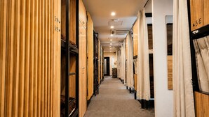 20 개의 침실, 오리/거위털 이불, 노트북 작업 공간, 암막 커튼