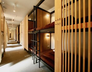 20 間臥室、羽絨被、筆電工作空間、遮光布/窗簾