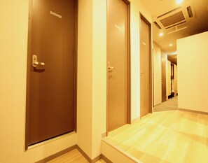 Shared bathroom - Namba Guesthouse HIVE - Hostel (Osaka)
