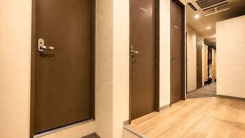 Dusche, Haartrockner, Hausschuhe, Bidet