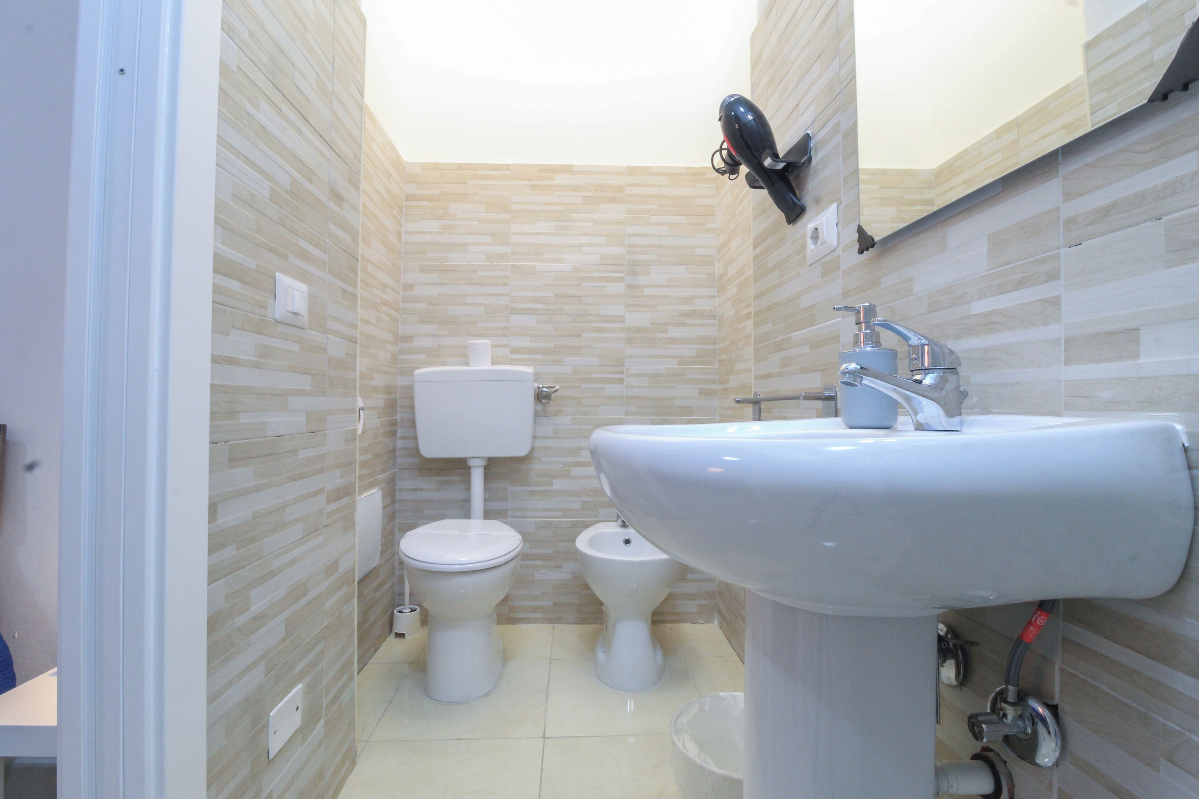 Double Room, 1 Bedroom, Private Bathroom | Bathroom | Shower, free toiletries, hair dryer, bidet