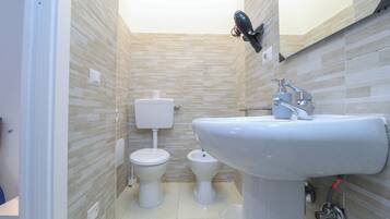 Habitación doble, 1 habitación, baño privado | Baño | Regadera, amenidades de baño gratuitas, secadora de cabello, bidet