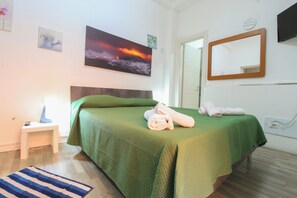 Habitación doble, 1 habitación, baño privado | Escritorio y wifi gratis