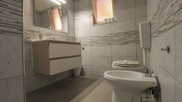 Quarto casal, 1 quarto, banheiro privativo | Banheiro | Chuveiro, produtos de toalete grátis, secador de cabelo, bidê