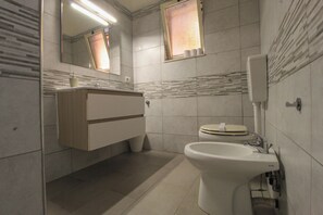 雙人房, 1 間臥室, 私人浴室 | 浴室 | 淋浴設備、免費盥洗用品、吹風機、坐浴桶