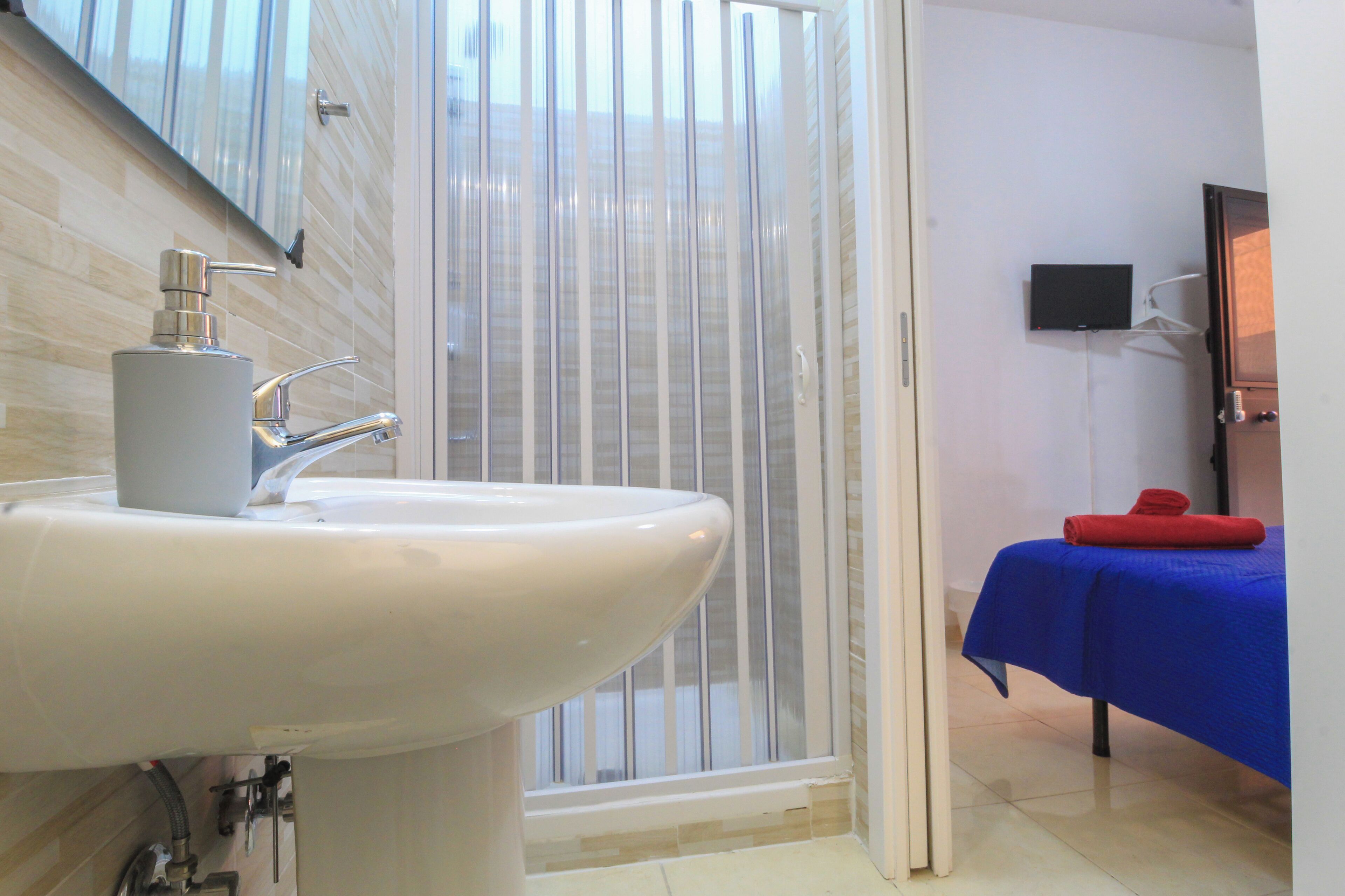 Double Room, 1 Bedroom, Private Bathroom | Bathroom | Shower, free toiletries, hair dryer, bidet