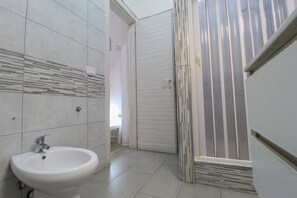 Habitación doble, 1 habitación, baño privado | Baño | Ducha, artículos de higiene personal gratuitos, secador de pelo y bidé