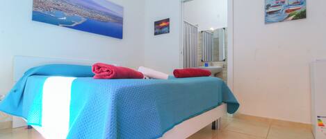 Tweepersoonskamer, 1 slaapkamer, privébadkamer | Een bureau, gratis wifi