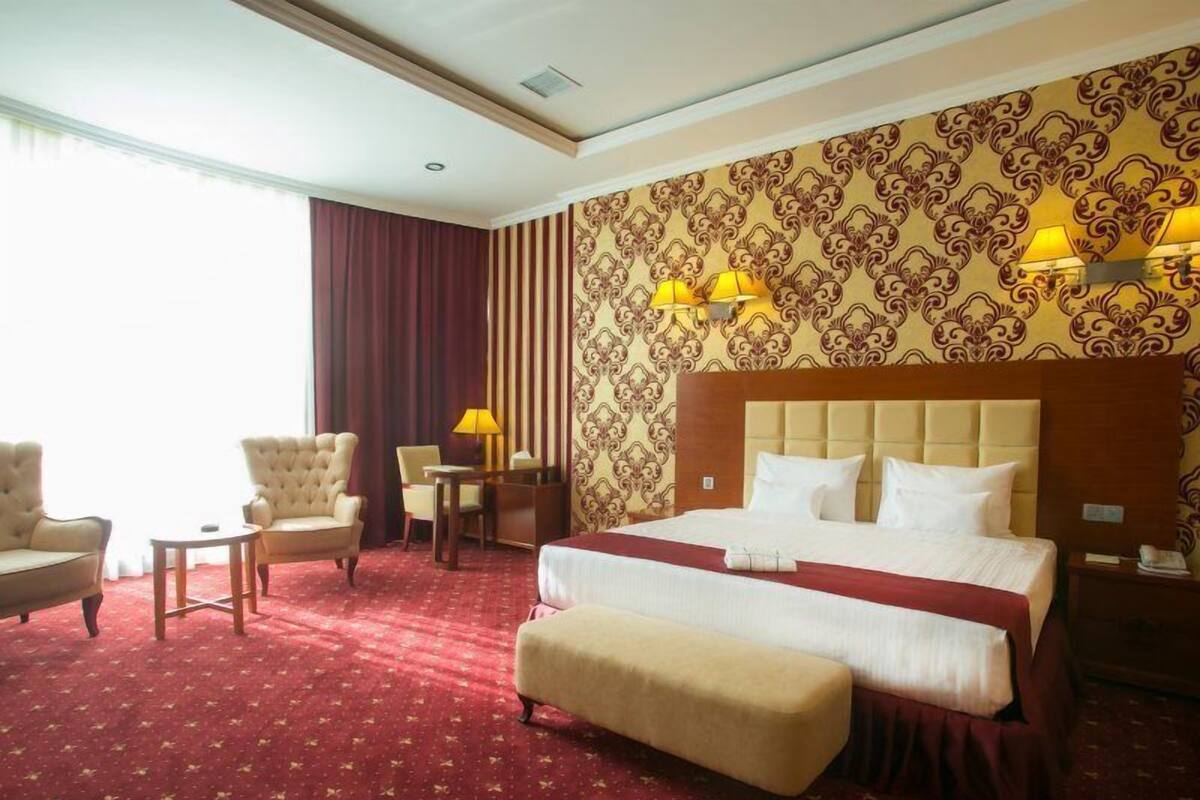 Executive Suite | Minibar, in-room safe, desk, soundproofing