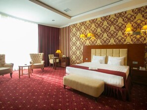 Executive Suite | Minibar, in-room safe, desk, soundproofing - Emerald Hotel (Baku)