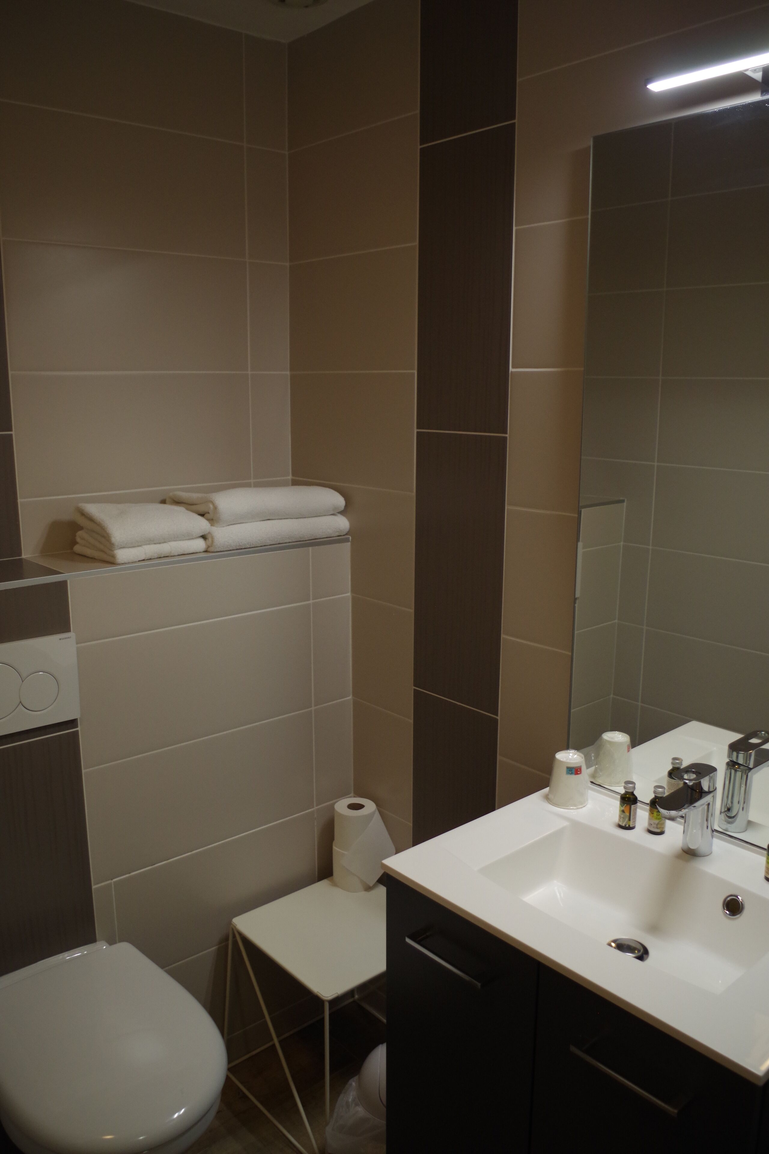 standard double room | bathroom | free toiletries, hair dryer, towels