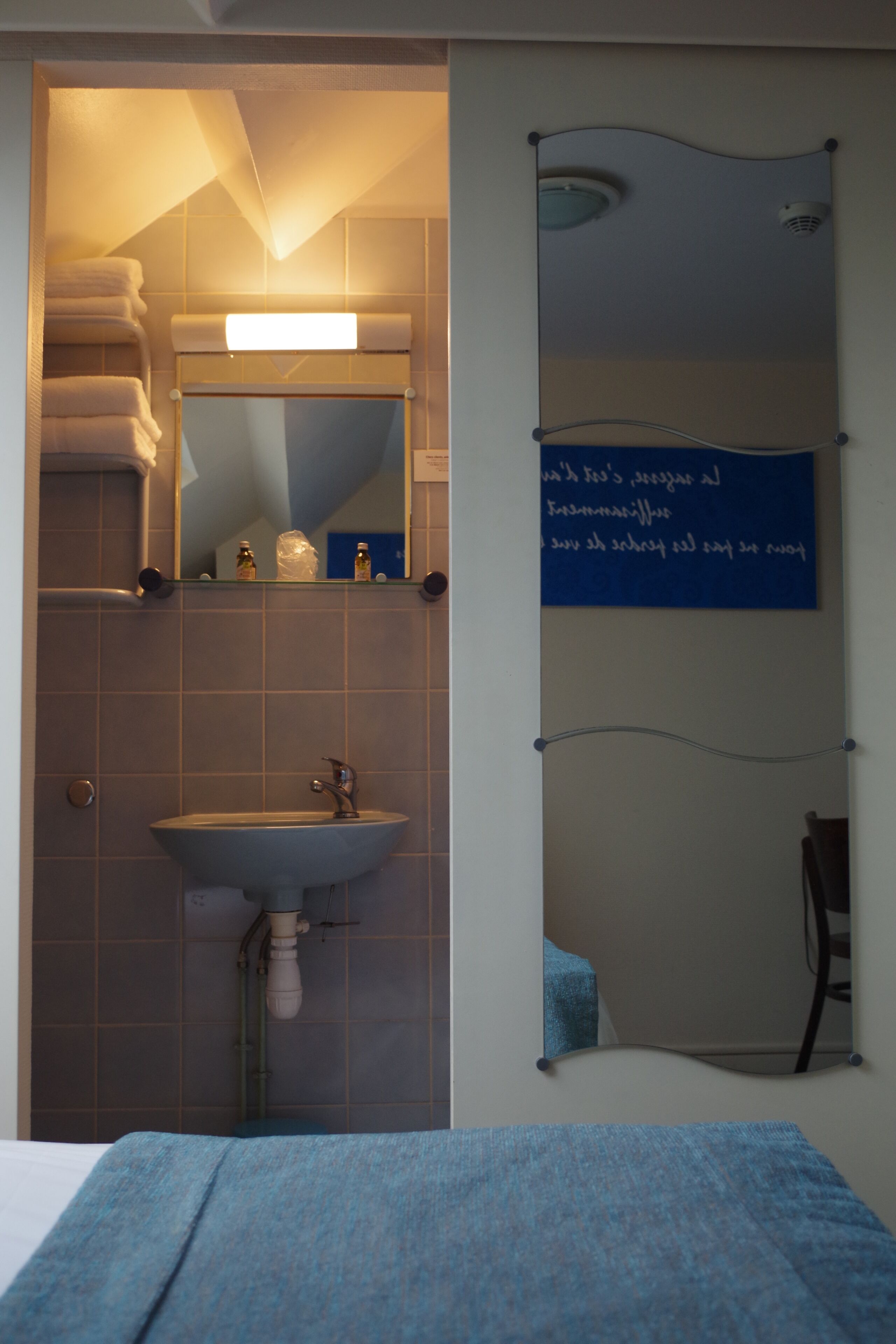 standard single room | bathroom | free toiletries, hair dryer, towels