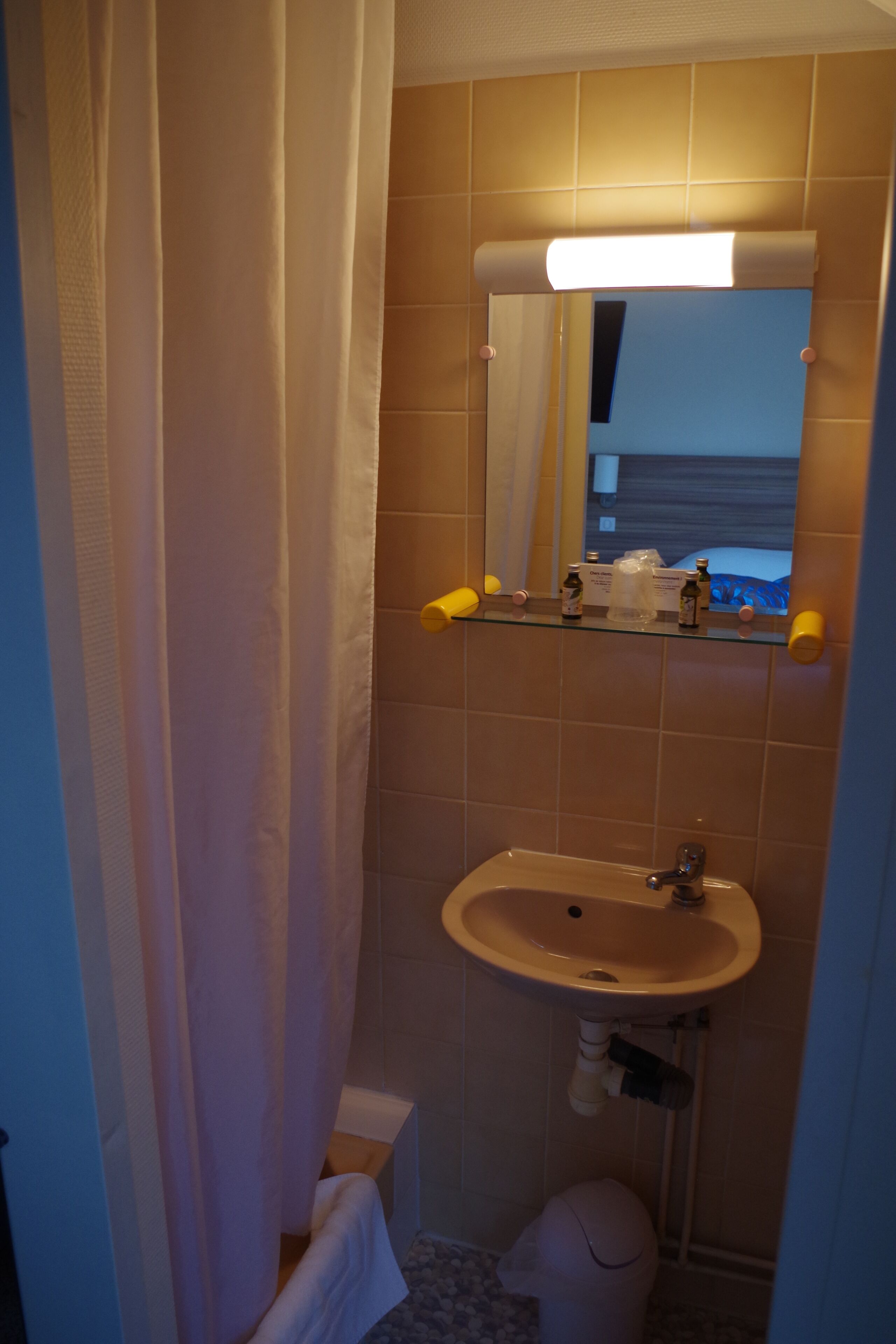 standard single room | bathroom | free toiletries, hair dryer, towels
