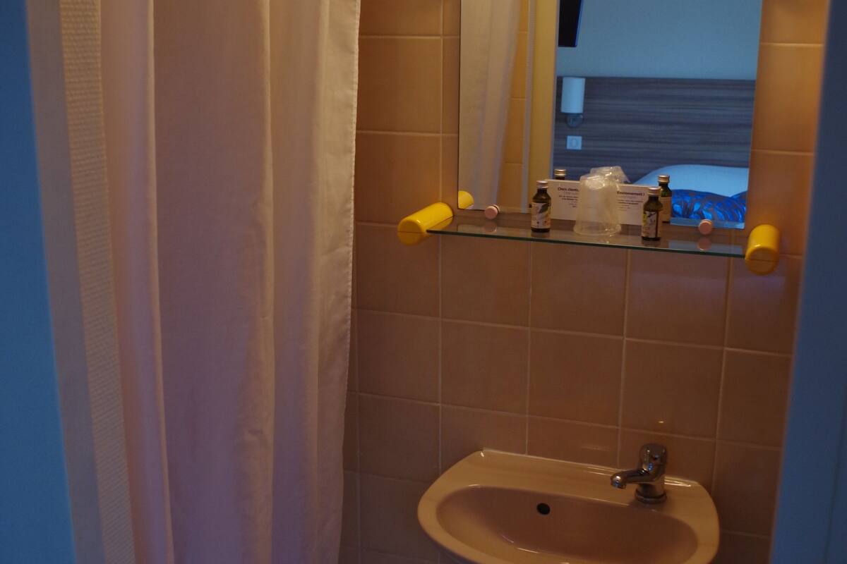 standard single room | bathroom | free toiletries, hair dryer, towels