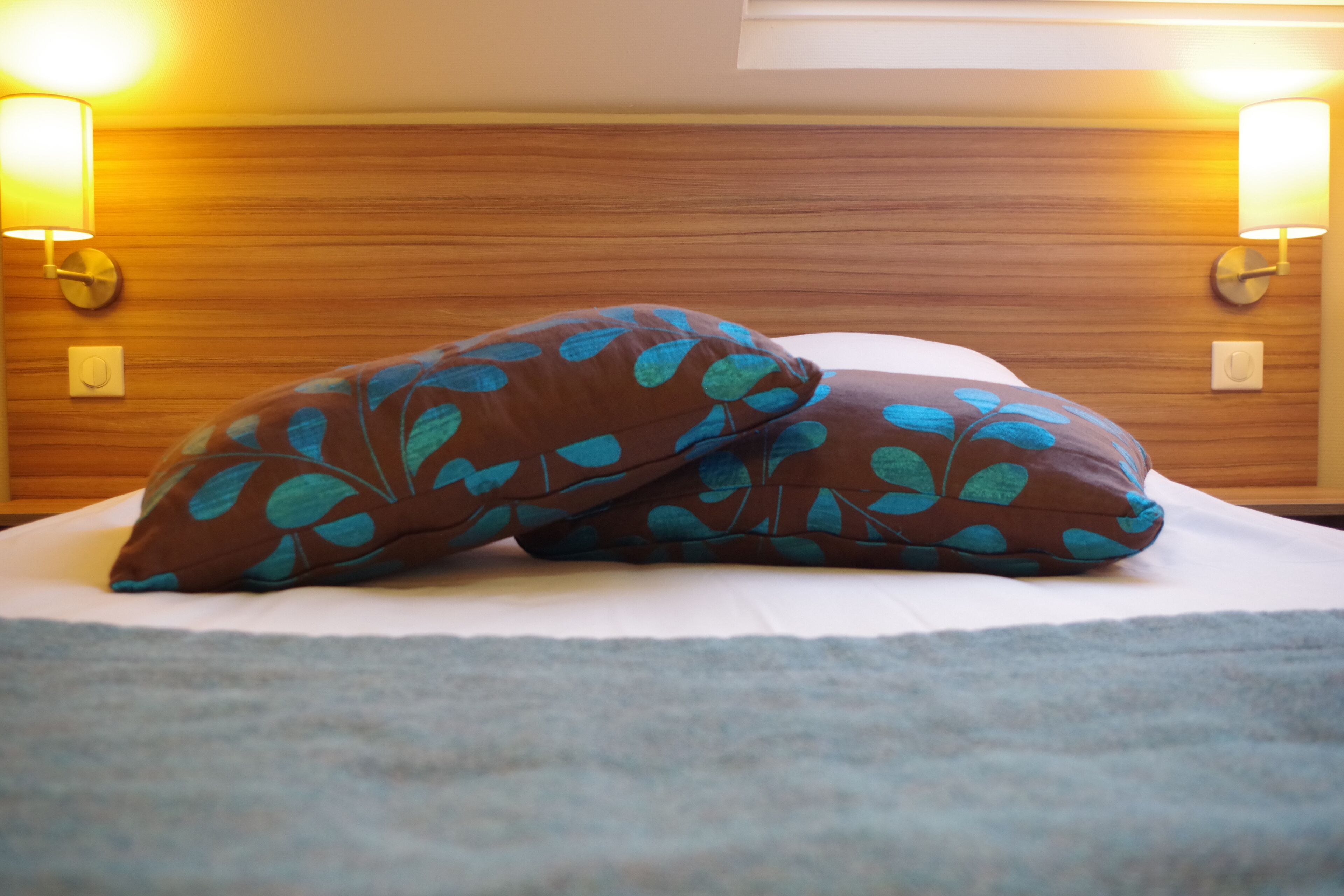 desk, blackout curtains, soundproofing, free wifi