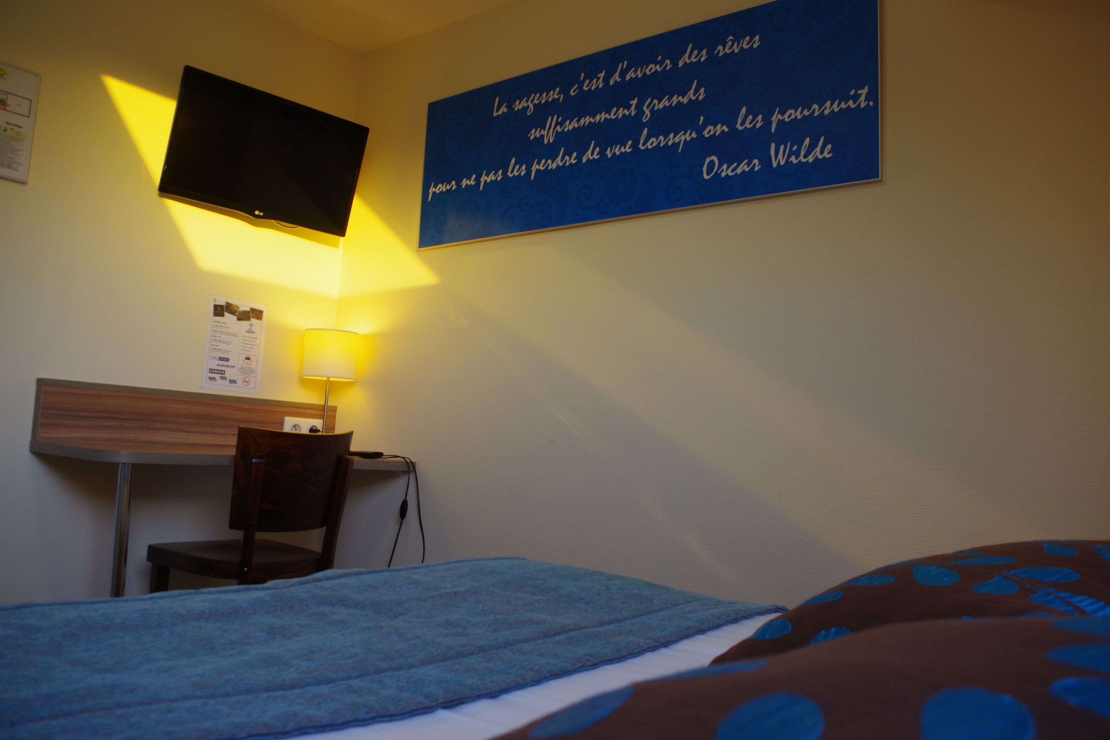 desk, blackout curtains, soundproofing, free wifi