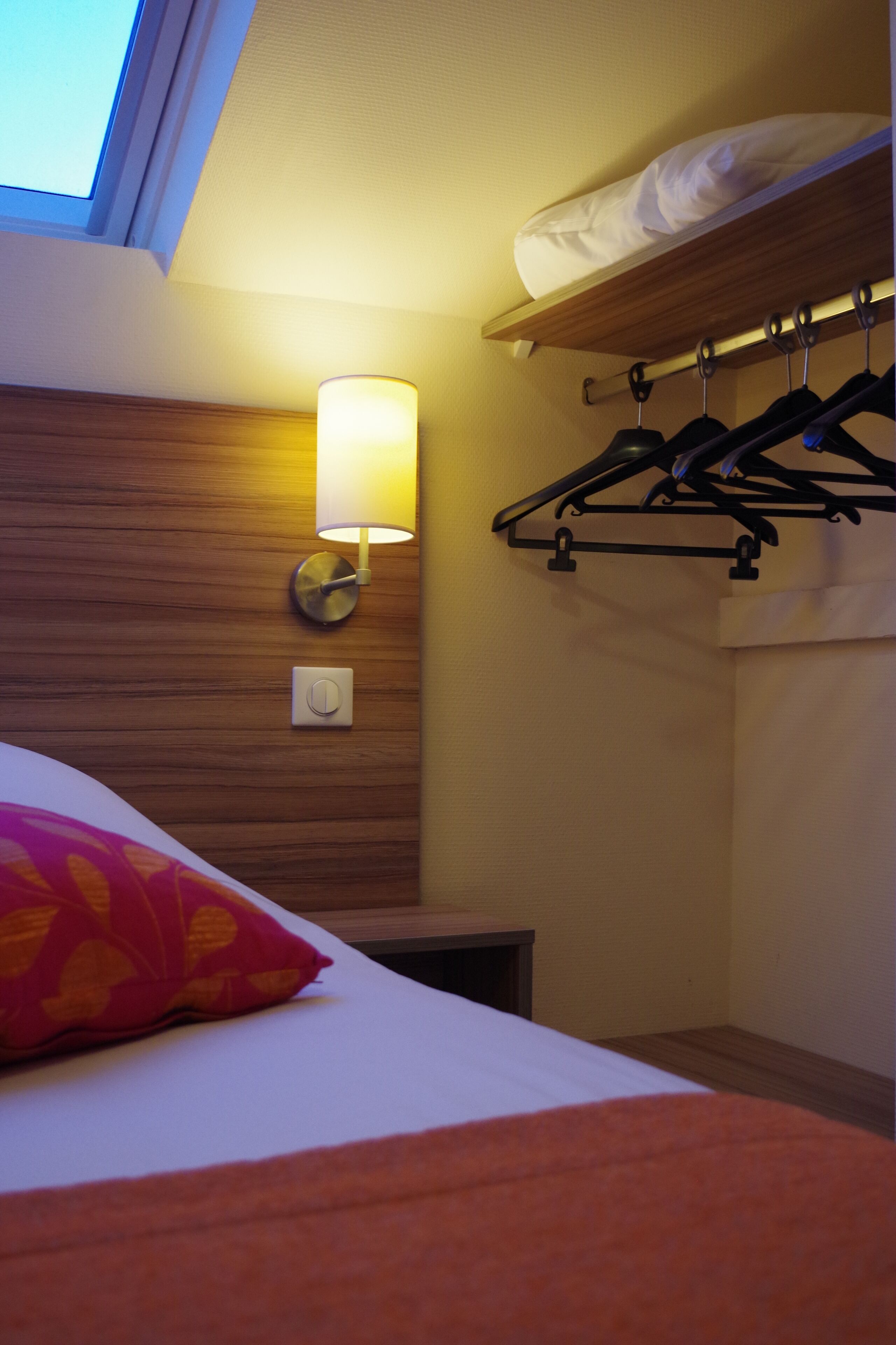 desk, blackout curtains, soundproofing, free wifi