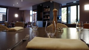 A dining table set with cutlery, a salt shaker, and a folded napkin. - Le Chêne Vert (Savenay)