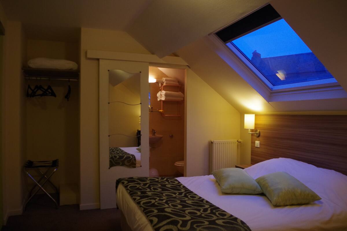 desk, blackout curtains, soundproofing, free wifi