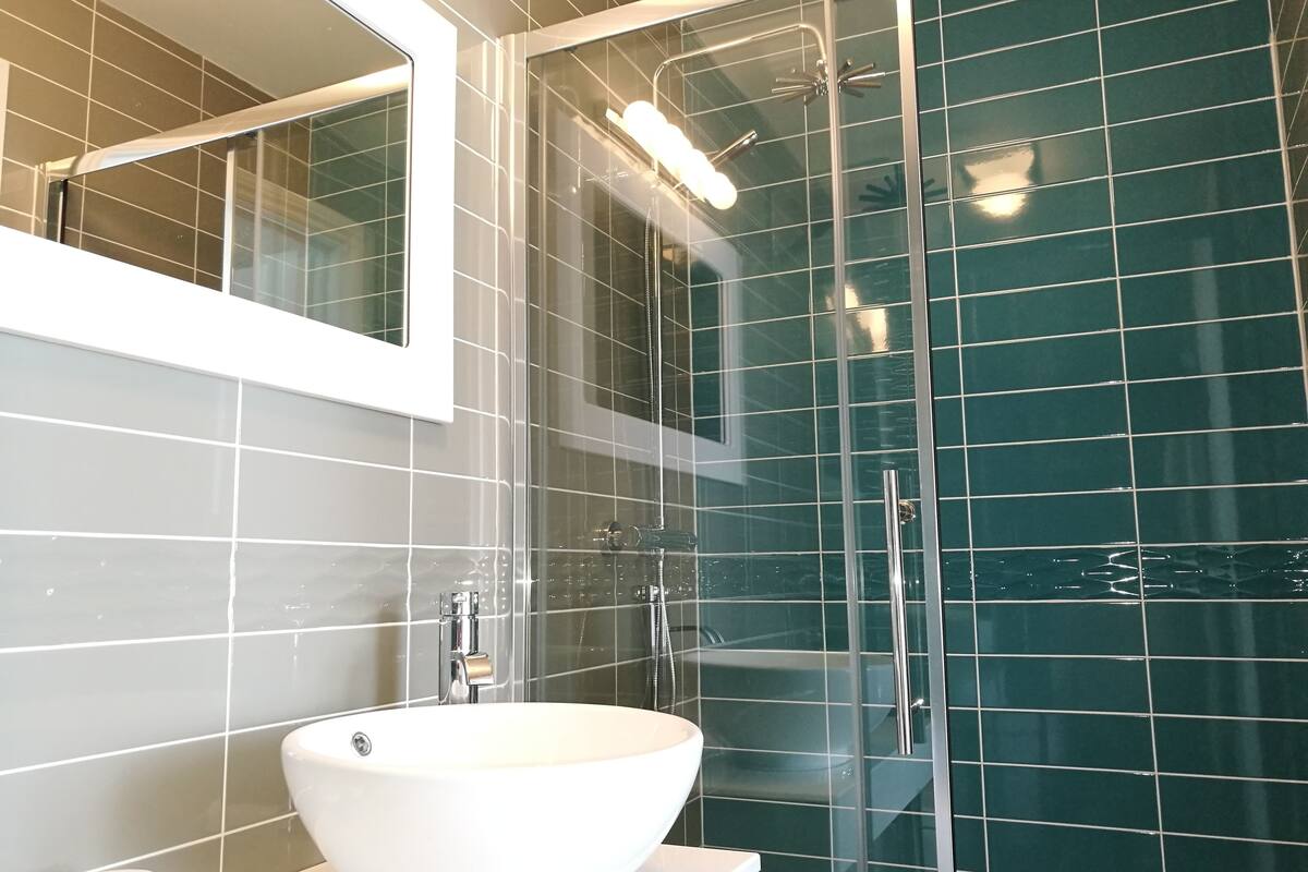 signature suite, sea view | bathroom | shower, free toiletries, bathrobes, slippers