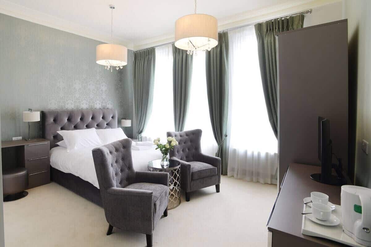 Suíte com design assinado, vista para o mar | Roupas de cama premium, frigobar, espaço de trabalho para notebook