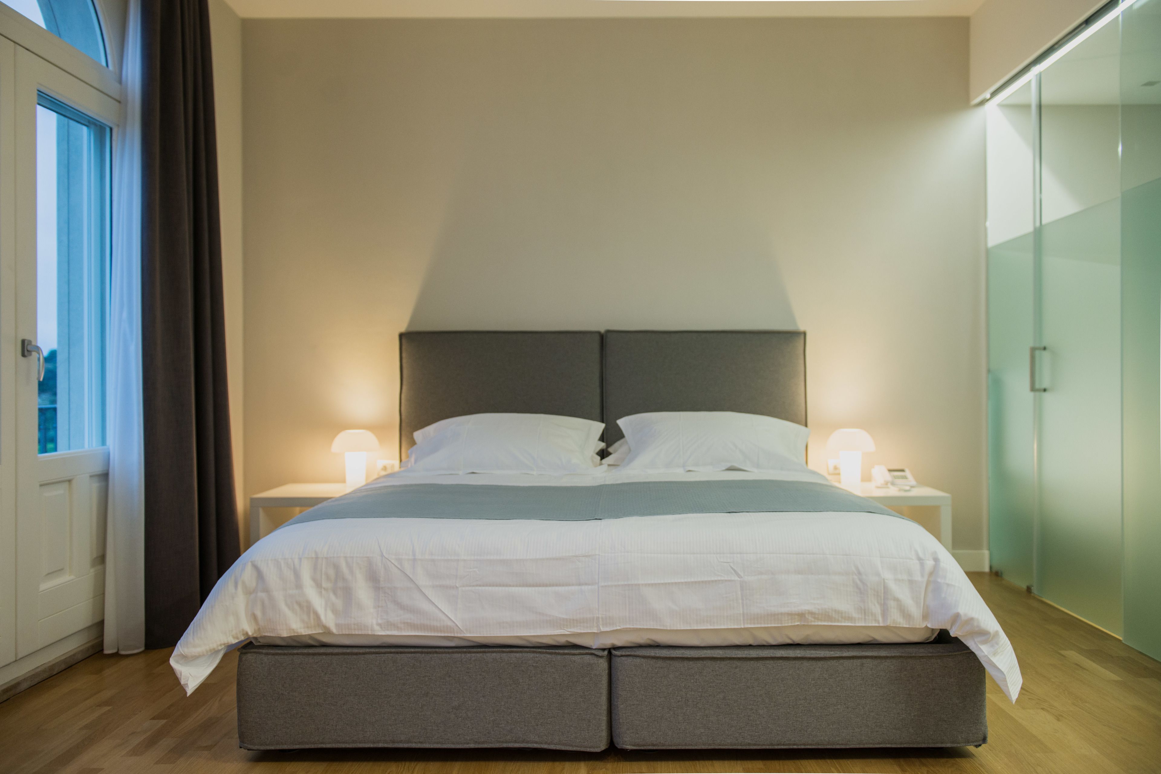 deluxe double or twin room, bathtub, sea view | premium bedding, down duvets, pillow-top beds, minibar