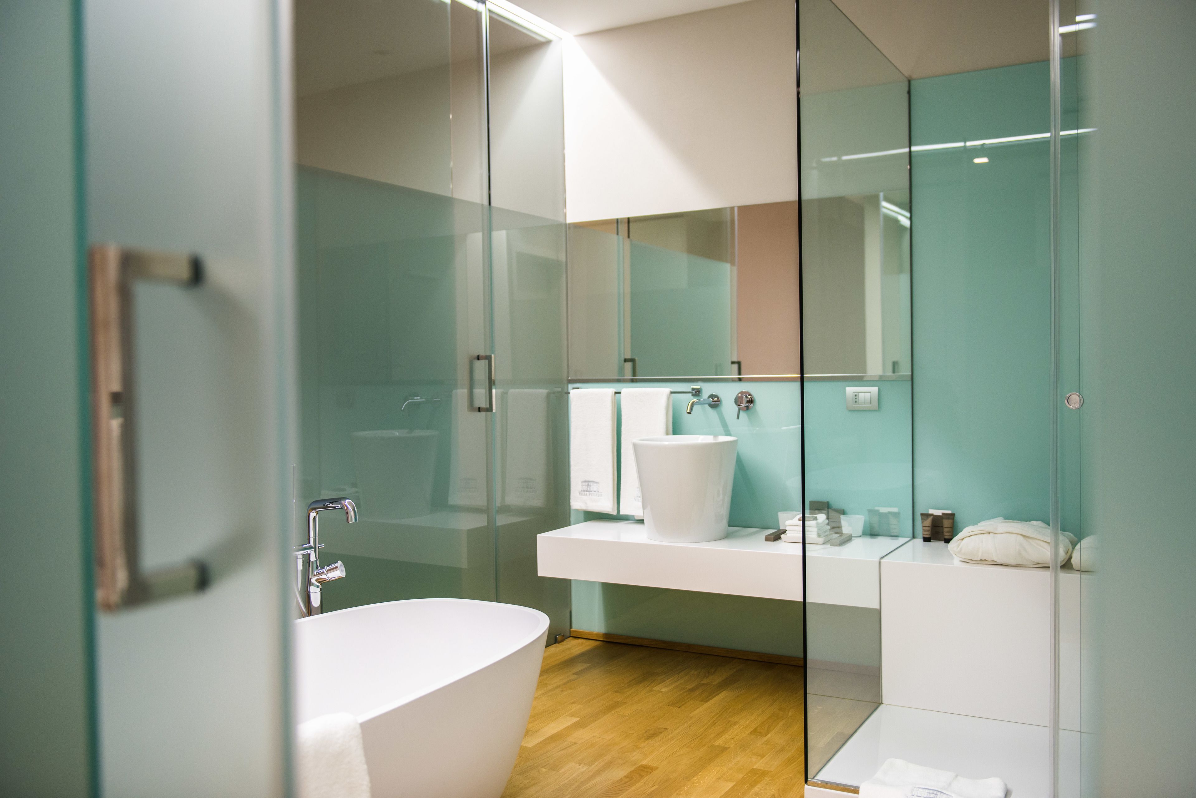 deluxe double or twin room, bathtub, sea view | bathroom | free toiletries, hair dryer, slippers, bidet