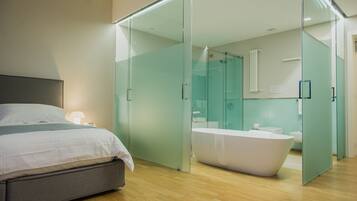Camera Deluxe con letto matrimoniale o 2 letti singoli, vasca da bagno, vista mare | Biancheria da letto di alta qualità, copriletto in piuma