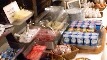 Una mesa de buffet con diversos alimentos y bebidas.