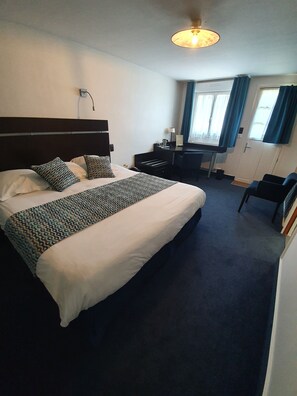 Individually decorated, individually furnished, desk, soundproofing - Logis Hôtel de la Croix d'Or (Avranches)