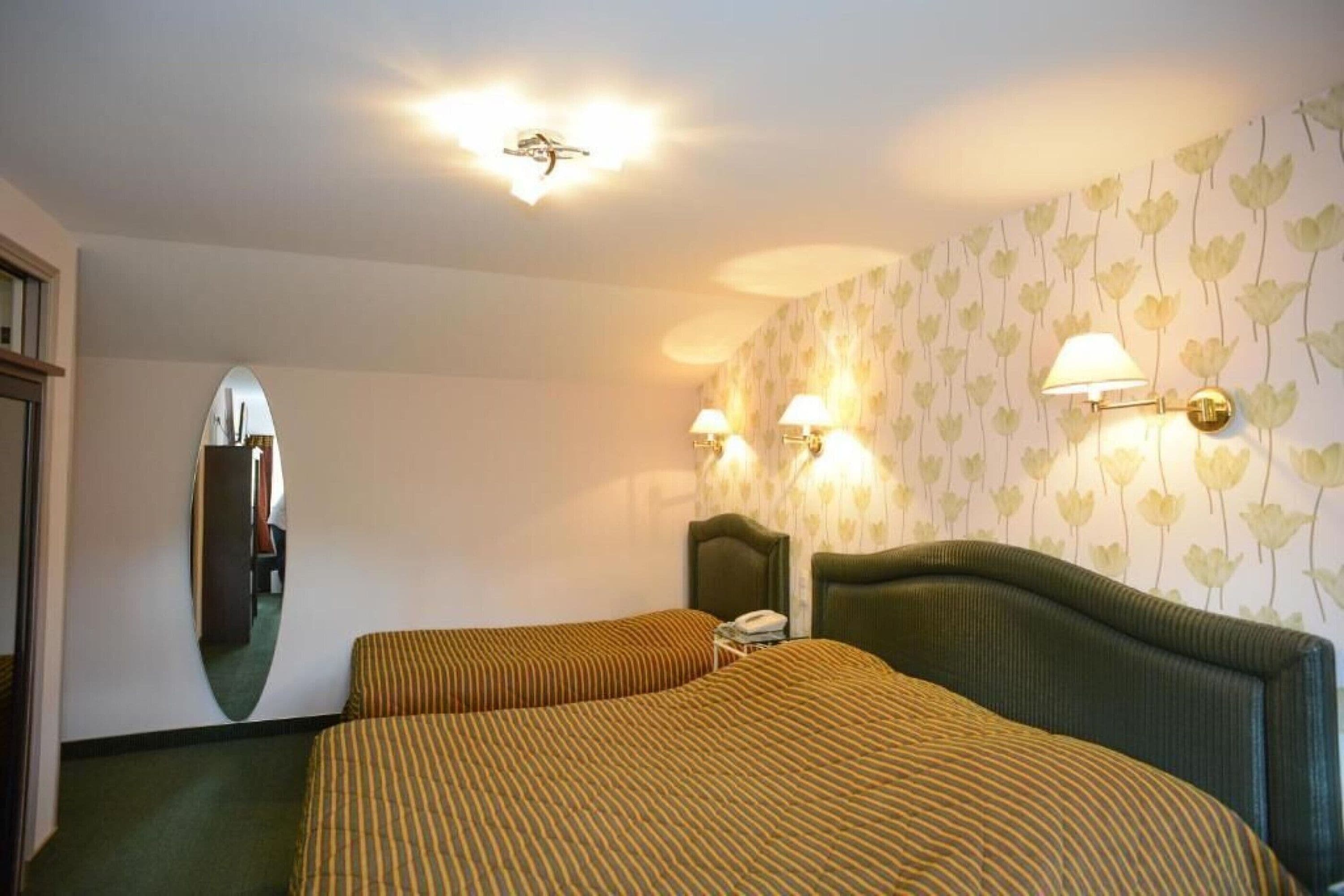 standard triple room | individually decorated, individually furnished, desk, soundproofing