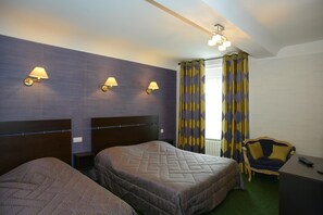 Individually decorated, individually furnished, desk, soundproofing - Logis Hôtel de la Croix d'Or (Avranches)