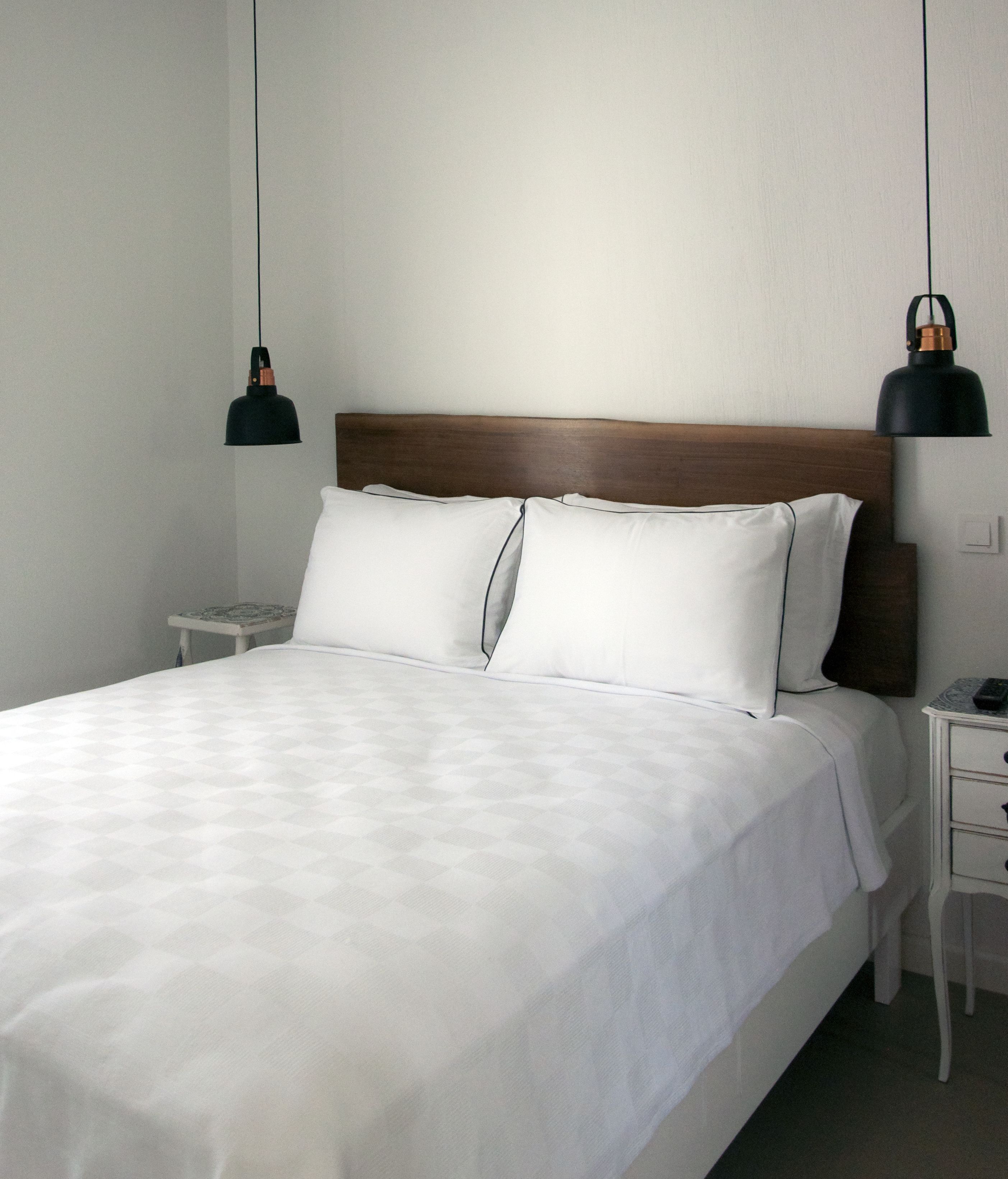 Minibar, odada kasa, masa, ses yalıtımı 