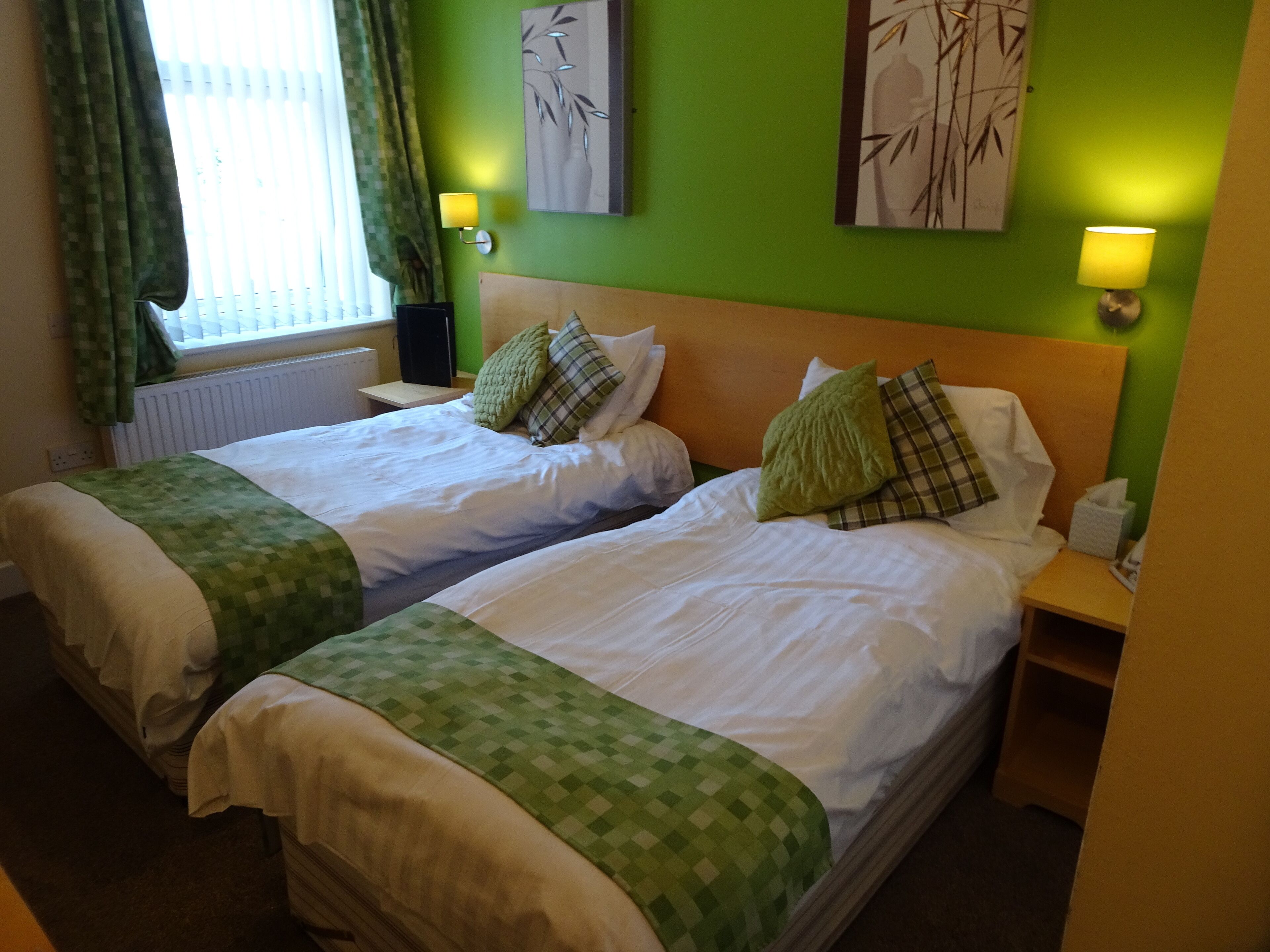 Twin Room | Desk, laptop workspace, soundproofing, iron/ironing board