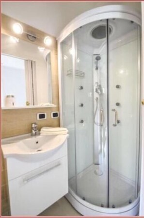 Appartement | Badkamer | Een douche, een regendouche, gratis toiletartikelen, een haardroger