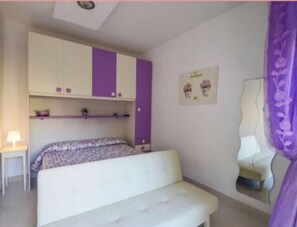 Desk, laptop workspace, free WiFi - Central House Monica (Sorrento)