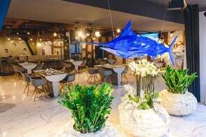 供应早餐，东欧菜，室外就餐